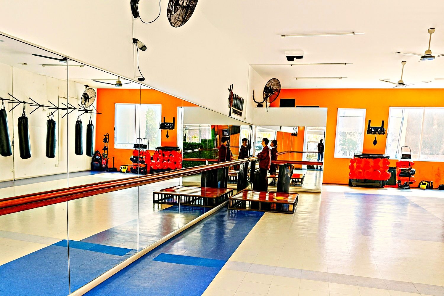Salón de clases con piso azul y espejos